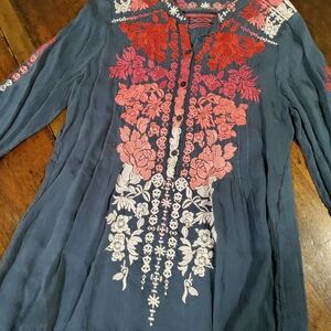 Johnny Was  Spectacular Pre-owned BeautifulNavy Top with Red and Pink Embroidery